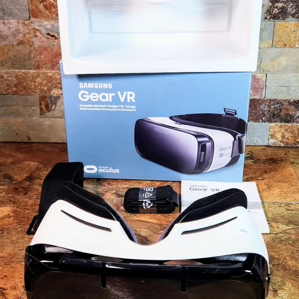 Samsung Gear VR Headset • Powered By Oculus • Fits Older Cell Phones